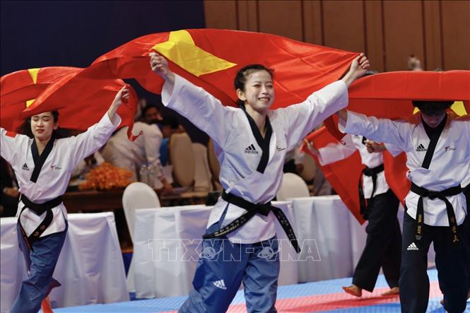 Niềm vui của Châu Tuyết Vân và đồng đội khi giành HCV nội dung Quyền sáng tạo đồng đội. Ảnh: TTXVN