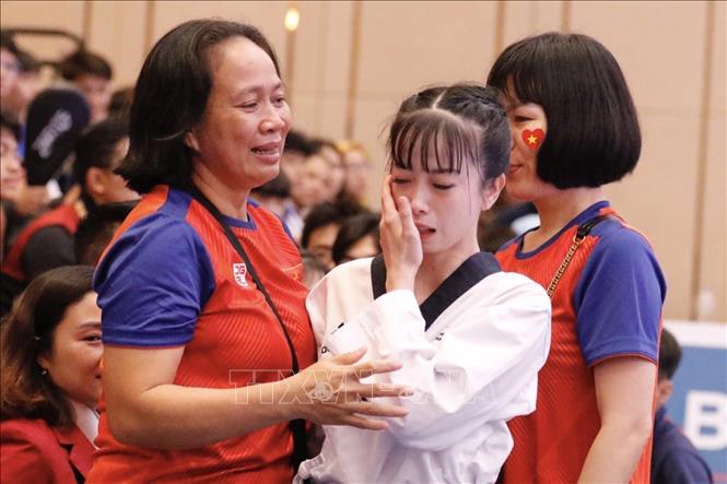 Niềm vui của Châu Tuyết Vân và đồng đội khi giành HCV nội dung Quyền sáng tạo đồng đội. Ảnh: TTXVN