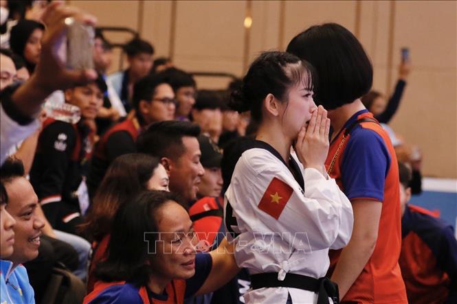 Niềm vui của Châu Tuyết Vân và đồng đội khi giành HCV nội dung Quyền sáng tạo đồng đội. Ảnh: TTXVN