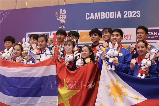 Niềm vui của Châu Tuyết Vân và đồng đội khi giành HCV nội dung Quyền sáng tạo đồng đội. Ảnh: TTXVN