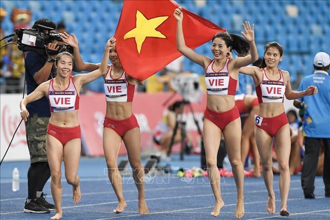Vietnamese track and field athletes finish first in the 4x400m relay race, with a record of 3 minutes 33 seconds 05. VNA Photo
