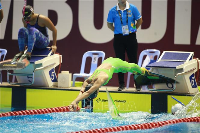 The Vietnamese finswimming team pockets a gold in the women's 4x200m surface relays. VNA Photo