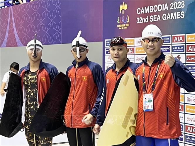 The Vietnamese finswimming team pockets a gold in the men's 4x200m surface relays. VNA Photo