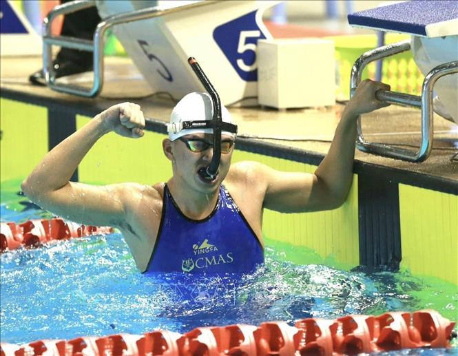The Vietnamese finswimming team pockets a gold in the men's 4x200m surface relays. VNA Photo