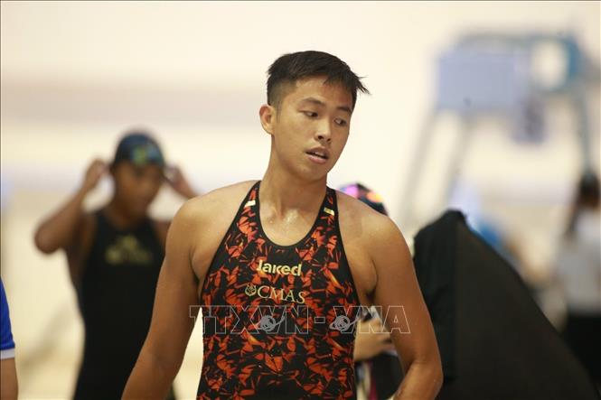 Nguyen Thanh Loc wins a gold in the 100m surface event with a time of 35.33 seconds. VNA Photo