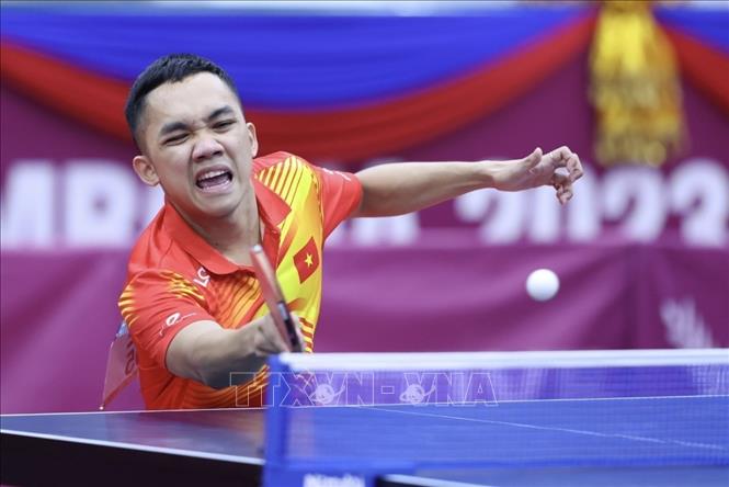 Cặp VĐV Đinh Anh Hoàng (ảnh) và Trần Mai Ngọc thi đấu vòng 1/16 gặp đôi VĐV J. Choong và Karen (Malaysia) nội dung đôi nam nữ. Ảnh: Minh Quyết - TTXVN