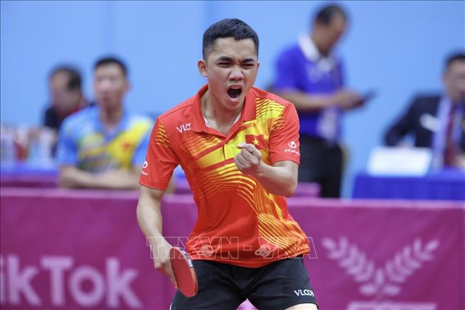 Cặp VĐV Đinh Anh Hoàng (ảnh) và Trần Mai Ngọc thi đấu vòng 1/16 gặp đôi VĐV J. Choong và Karen (Malaysia) nội dung đôi nam nữ. Ảnh: Minh Quyết - TTXVN