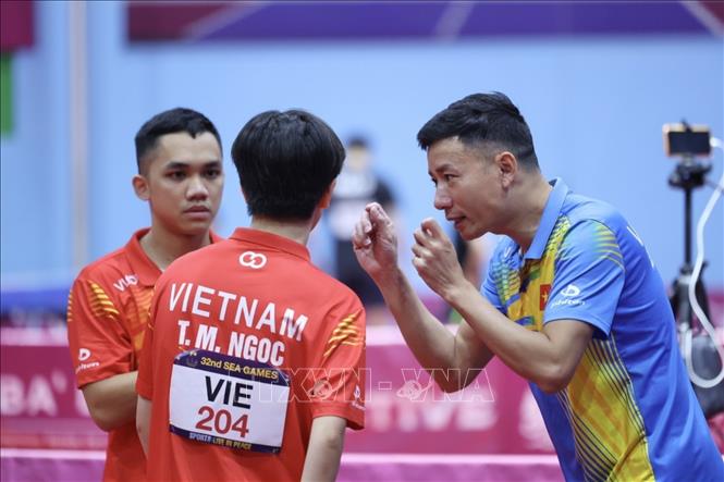 HLV Đinh Quang Linh chỉ đạo cặp VĐV Đinh Anh Hoàng và Trần Mai Ngọc trong trận thi đấu vòng loại gặp đôi VĐV Tormis và Fadol (Philippines) nội dung đôi nam nữ. Ảnh: Minh Quyết - TTXVN
