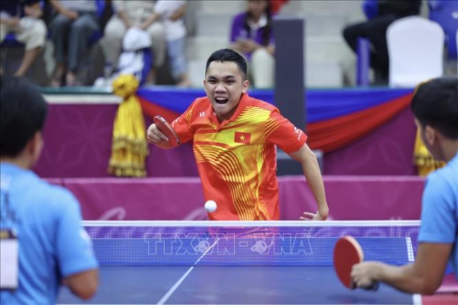 Cặp VĐV Đinh Anh Hoàng (ảnh) và Trần Mai Ngọc thi đấu vòng loại gặp đôi VĐV Tormis và Fadol (Philippines) nội dung đôi nam nữ. Ảnh: Minh Quyết - TTXVN