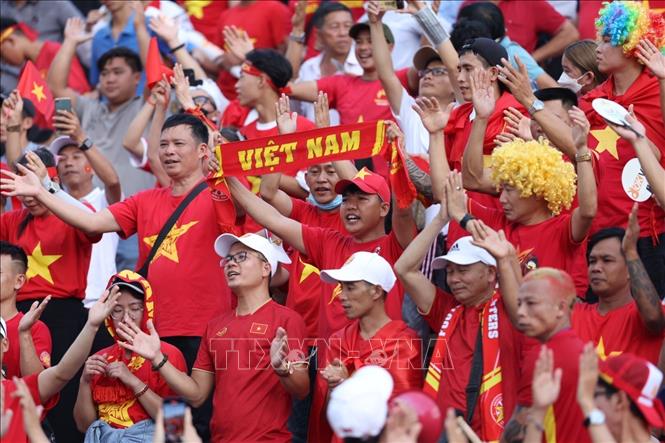 Cổ động viên đội tuyển Việt Nam có mặt rất đông trên sân vận động Olympic ở Phnom Penh (Campuchia). Ảnh: Hoàng Linh - TTXVN