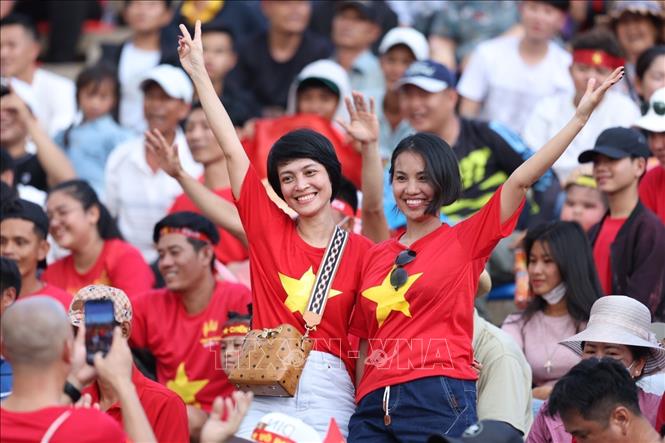 Cổ động viên Việt Nam có mặt rất đông trên sân vận động Olympic ở Phnom Penh (Campuchia) cổ vũ cho đội tuyển. Ảnh: Hoàng Linh - TTXVN