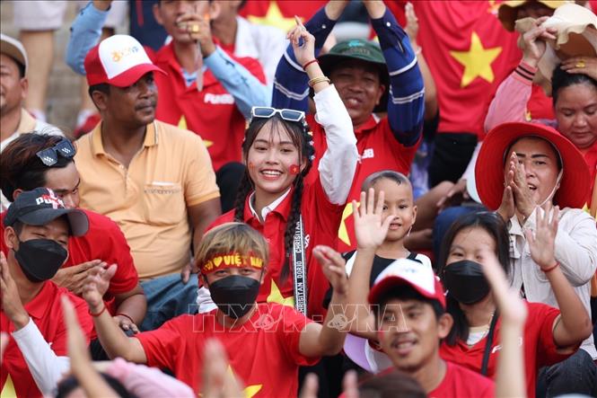 Cổ động viên Việt Nam có mặt rất đông trên sân vận động Olympic ở Phnom Penh (Campuchia) cổ vũ cho đội tuyển. Ảnh: Hoàng Linh - TTXVN