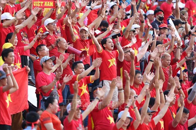Các cổ động viên Việt Nam có mặt rất đông trên sân vận động Olympic ở Phnom Penh (Campuchia) cổ vũ cho đội tuyển. Ảnh: Hoàng Linh - TTXVN