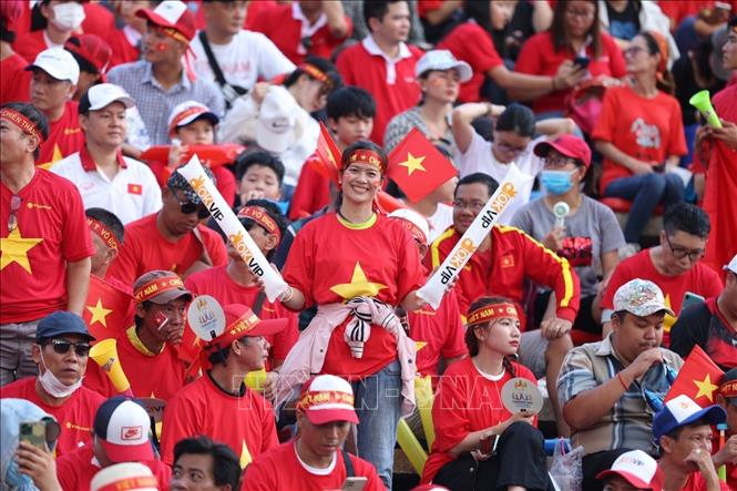 Cổ động viên Việt Nam có mặt rất đông trên sân vận động Olympic ở Phnom Penh (Campuchia) cổ vũ cho đội tuyển. Ảnh: Hoàng Linh - TTXVN