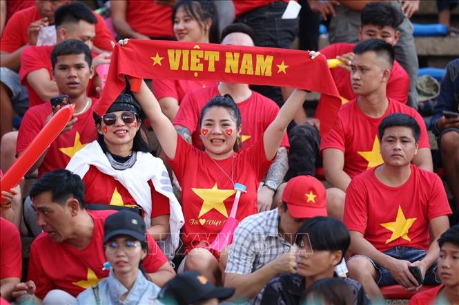 Cổ động viên Việt Nam có mặt rất đông trên sân vận động Olympic ở Phnom Penh (Campuchia) cổ vũ cho đội tuyển. Ảnh: Hoàng Linh - TTXVN