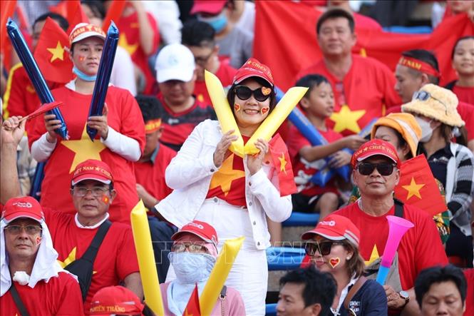 Cổ động viên Việt Nam có mặt rất đông trên sân vận động Olympic ở Phnom Penh (Campuchia) cổ vũ cho đội tuyển. Ảnh: Hoàng Linh - TTXVN