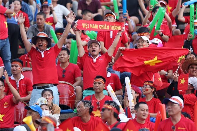 Cổ động viên Việt Nam có mặt rất đông trên sân vận động Olympic ở Phnom Penh (Campuchia) cổ vũ cho đội tuyển. Ảnh: Hoàng Linh - TTXVN