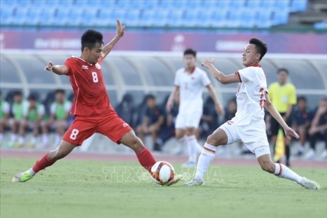 Sự quyết liệt của trận đấu được thể hiện ngay sau tiếng còi khai cuộc. Ảnh: Minh Quyết-TTXVN