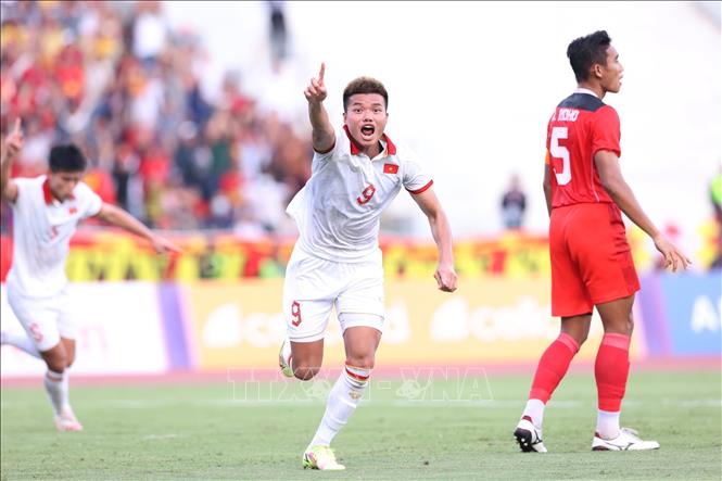 Niềm vui của Văn Tùng (9) sau khi đánh đầu hiểm hóc hạ gục thủ môn U22 Indonesia ở phút 36, san bằng tỷ số 1-1. Ảnh: Hoàng Linh-TTXVN