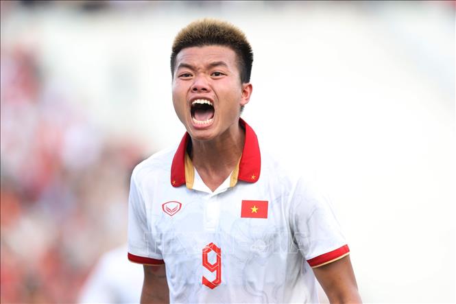 Niềm vui của Văn Tùng (9) sau khi đánh đầu hiểm hóc hạ gục thủ môn U22 Indonesia ở phút 36, san bằng tỷ số 1-1. Ảnh: Hoàng Linh-TTXVN
