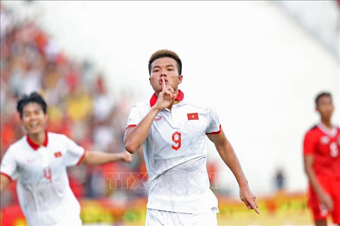 Niềm vui của Văn Tùng (9) sau khi đánh đầu hiểm hóc hạ gục thủ môn U22 Indonesia ở phút 36, san bằng tỷ số 1-1. Ảnh: Hoàng Linh-TTXVN
