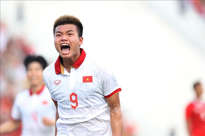 Niềm vui của Văn Tùng (9) sau khi đánh đầu hiểm hóc hạ gục thủ môn U22 Indonesia ở phút 36, san bằng tỷ số 1-1. Ảnh: Hoàng Linh-TTXVN