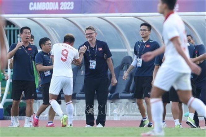 Niềm vui của HLV Philippe Troussier và Ban huấn luyện U22 Việt Nam sau khi Văn Tùng (9) ghi bàn san bằng tỷ số 1-1 ở phút 36. Ảnh: Minh Quyết-TTXVN