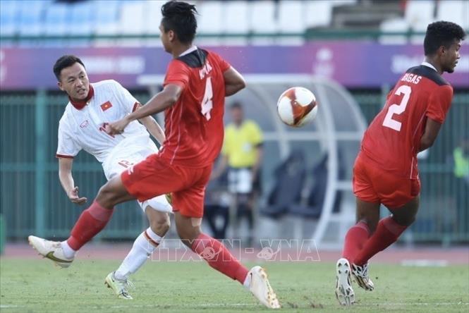 Sau bàn thắng sớm, U22 Indonesia đá với đội hình thấp khiến U22 Việt Nam gặp nhiều khó khăn trong tổ chức tấn công. Ảnh: Minh Quyết - TTXVN
