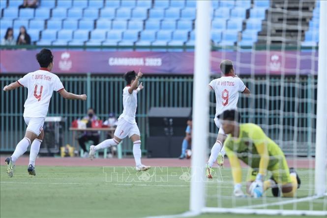 Phút 36, Văn Tùng (9) đánh đầu hiểm hóc hạ gục thủ môn U22 Indonesia, san bằng tỷ số 1-1. Ảnh: Minh Quyết-TTXVN