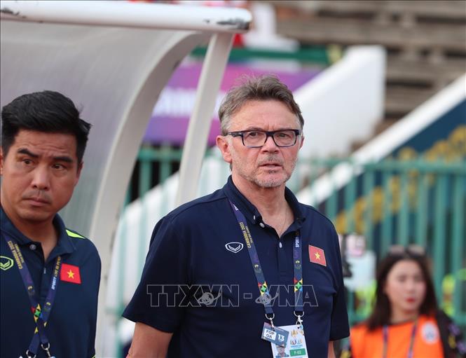 Gương mặt đầy tâm trạng của HLV Philippe Troussier trước trận đấu. Ảnh: Hoàng Linh-TTXVN