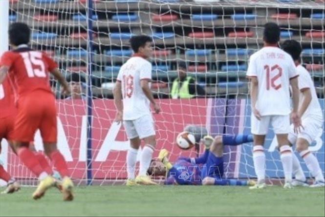Tình huống dẫn đến pha ghi bàn nâng tỷ số lên 2-1 của U22 Indonesia ở phút 53. Ảnh: Minh Quyết-TTXVN