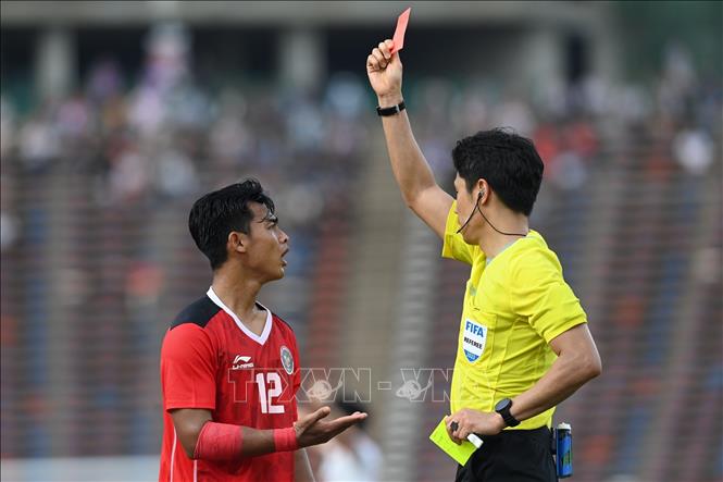Phút 60, Arhan (12, U22 Indonesia) nhận thẻ đỏ rời sân. Ảnh: Hoàng Linh - TTXVN