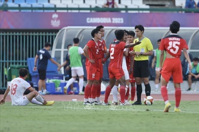 Phút 60, Arhan (12, U22 Indonesia) nhận thẻ đỏ rời sân. Ảnh: Minh Quyết-TTXVN
