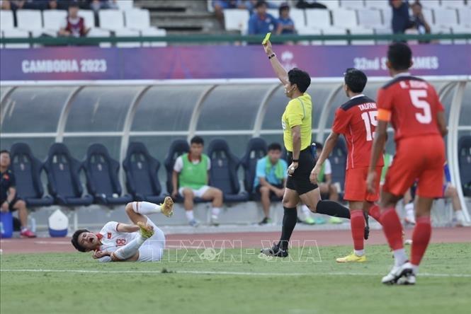 Liên tục có những tình huống phạm lỗi của cầu thủ U22 Indonesia. Ảnh: Minh Quyết-TTXVN