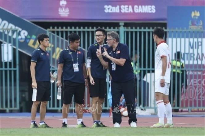 HLV Philippe Troussier và Ban huấn luyện U22 Việt Nam đưa ra những điều chỉnh sau khi U22 Indonesia nâng tỷ số lên 2-1. Ảnh: Minh Quyết-TTXVN