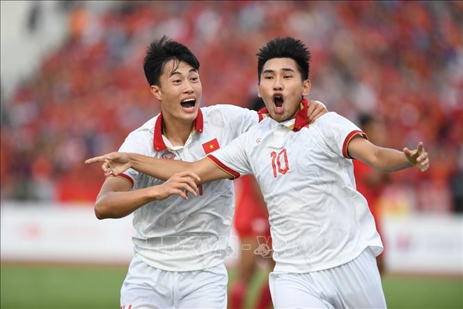 Niềm vui của Đinh Xuân Tiến (10) và đồng đội sau khi U22 Việt Nam có bàn san bằng tỷ số 2-2. Ảnh: Hoàng Linh-TTXVN