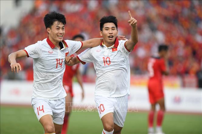 Niềm vui của Đinh Xuân Tiến (10) và đồng đội sau khi U22 Việt Nam có bàn san bằng tỷ số 2-2. Ảnh: Hoàng Linh-TTXVN