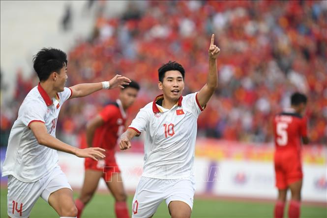 Niềm vui của Đinh Xuân Tiến (10) và đồng đội sau khi U22 Việt Nam có bàn san bằng tỷ số 2-2. Ảnh: Hoàng Linh-TTXVN