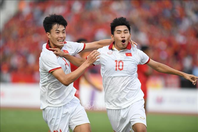 Niềm vui của Đinh Xuân Tiến (10) và đồng đội sau khi U22 Việt Nam có bàn san bằng tỷ số 2-2. Ảnh: Hoàng Linh-TTXVN