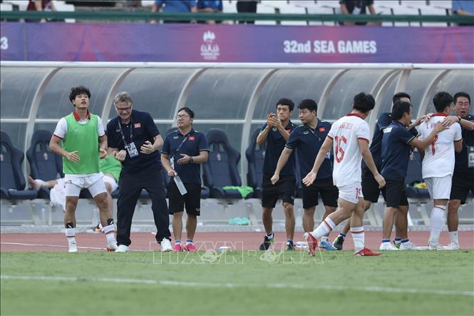 Niềm vui của HLV Philippe Troussier và Ban huấn luyện U22 Việt Nam sau khi có bàn san bằng tỷ số 2-2. Ảnh: Minh Quyết-TTXVN