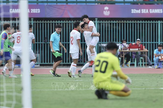 Niềm vui của Đinh Xuân Tiến (10) và đồng đội sau khi U22 Việt Nam có bàn san bằng tỷ số 2-2. Ảnh: Minh Quyết-TTXVN