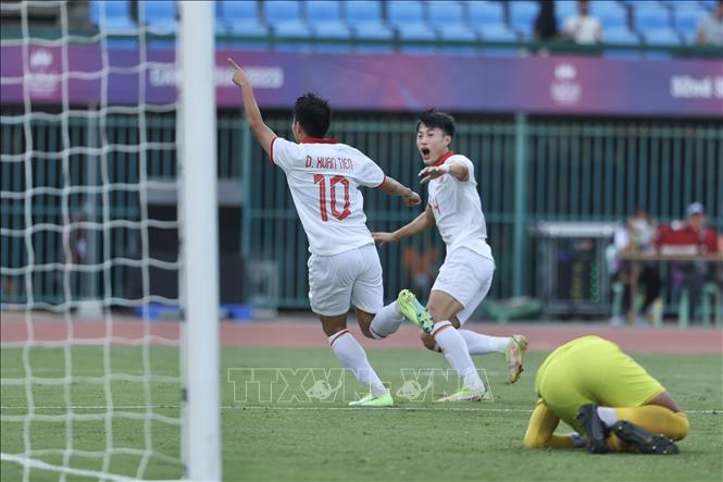 Niềm vui của Đinh Xuân Tiến (10) và đồng đội sau khi U22 Việt Nam có bàn san bằng tỷ số 2-2. Ảnh: Minh Quyết-TTXVN