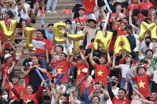 Niềm vui của CĐV trên khán đài sau khi U22 Việt Nam có bàn san bằng tỷ số 2-2. Ảnh: Minh Quyết-TTXVN