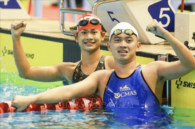 VĐV Kim Anh Kiệt (phía sau) giành HCV môn Lặn nội dung Vòi hơi chân vịt 400m nam. Ảnh: TTXVN