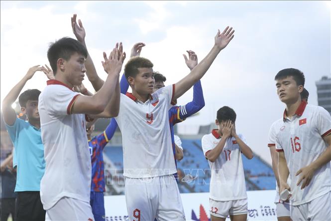 Các cầu thủ U22 Việt Nam cám ơn CĐV đã đến sân cổ vũ. Ảnh: Minh Quyết-TTXVN
