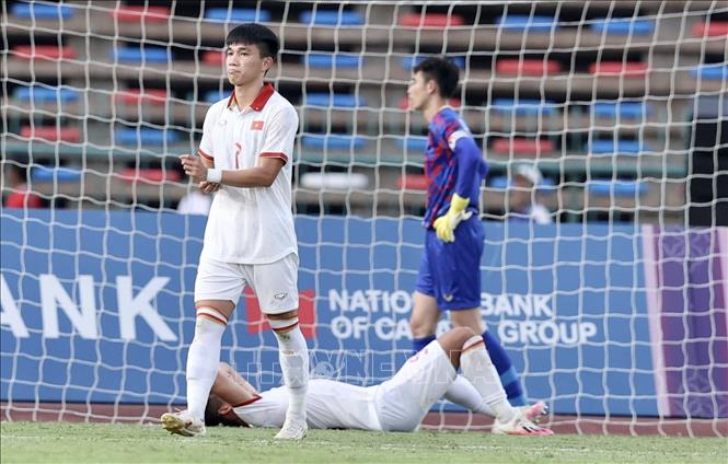 Nỗi thất vọng của các cầu thủ U22 Việt Nam khi nhận bàn thua quyết định ở những phút bù giờ. Ảnh: Hoàng Linh-TTXVN