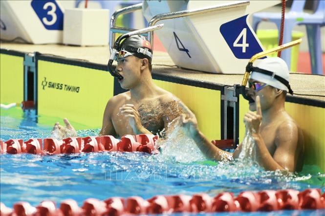 VĐV Vũ Đặng Nhật Nam (trái) giành HCV môn Lặn ở nội dung Vòi hơi chân vịt đôi 200m nam với thành tích 1 phút 38 giây 32. Ảnh: TTXVN