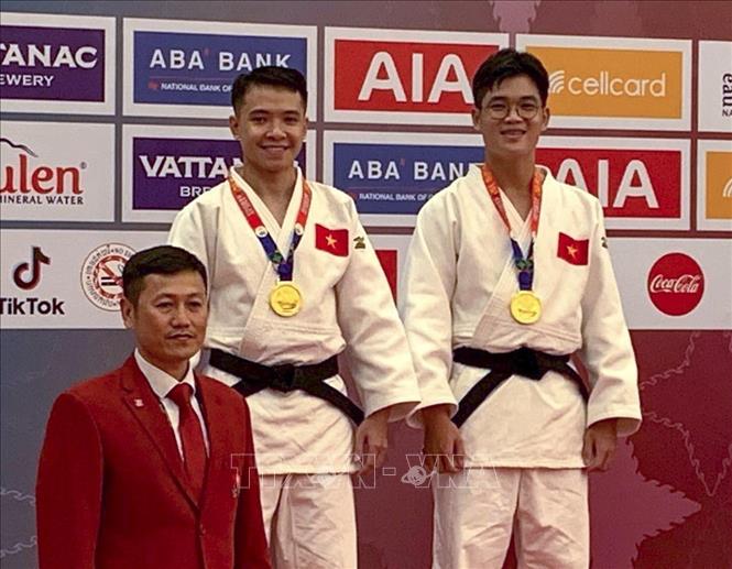 Hai VĐV Tạ Đức Huy và Nguyễn Cường Thịnh xuất sắc giành HCV Judo nội dung Quyền tự vệ nam. Ảnh: TTXVN phát