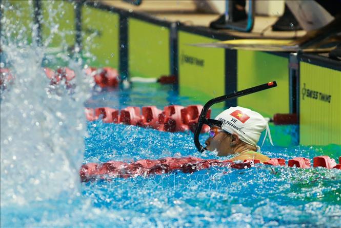 Đội tuyển Lặn Việt Nam thi đấu xuất sắc, giành HCV nội dung 4x100m tiếp sức vòi hơi chân vịt nữ. Ảnh: TTXVN