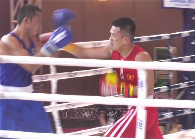 VĐV Bùi Phước Tùng (áo đỏ) xuất sắc hạ knock-out tay đấm Atichai Phoemsap (áo xanh, Thái Lan), giành HCV môn Boxing ở hạng cân 71kg nam. Ảnh: TTXVN